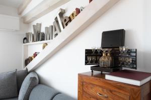 Televízia a/alebo spoločenská miestnosť v ubytovaní Biennale Gallery Loft
