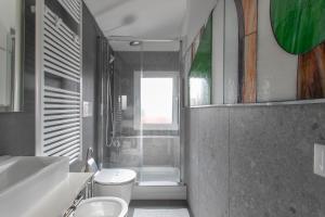 Kúpeľňa v ubytovaní Biennale Gallery Loft + 34 fotografií