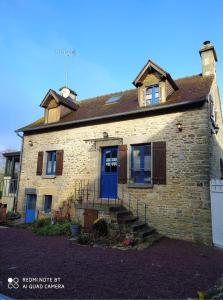 Cuissai的住宿－Fée maison with love cottage，蓝色门和楼梯的砖屋