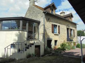 Cuissai的住宿－Fée maison with love cottage，石头房子前面有楼梯