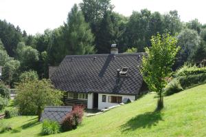 una casa al lado de una colina en Chalupa Skalka en Česká Metuje