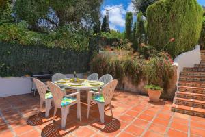 Vonkajšia záhrada v ubytovaní Villa Margarita - A Tranquil Oasis with Large Private Pool