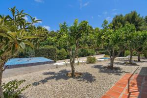 Vonkajšia záhrada v ubytovaní Villa Margarita - A Tranquil Oasis with Large Private Pool