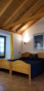 um quarto com duas camas num quarto em La Casita de la Vega em Icod de los Vinos