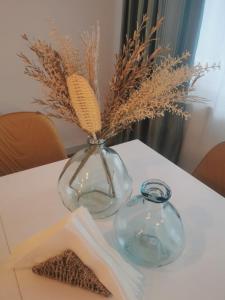 een witte tafel met een glazen vaas erop bij Ferienhaus Theodor OG in Laufen