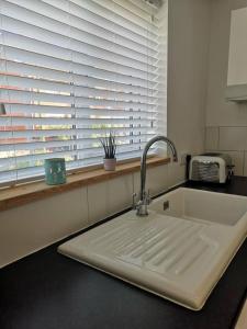 奇切斯特The Little House, boutique home near the sea的相册照片