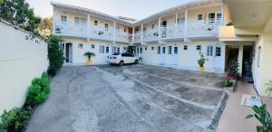 a car parked in a parking lot in front of a building at Pousada Rosa Norte in Tramandaí