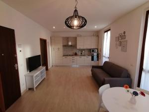 ein Wohnzimmer mit einem Sofa und einem Tisch in der Unterkunft San Bartolo Rent Apartments, due passi da Firenze in Fiesole