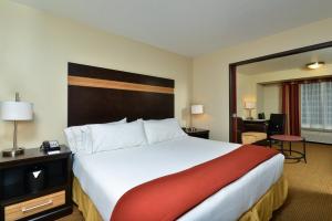 Postel nebo postele na pokoji v ubytování Holiday Inn Express Portland SE - Clackamas Area by IHG