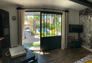 卡龐特拉的住宿－Cosy Studio en Provence，客厅设有滑动玻璃门,通往庭院