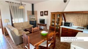 コニル・デ・ラ・フロンテーラにあるArco Casas Adosadasのリビングルーム(テーブル、ソファ付)