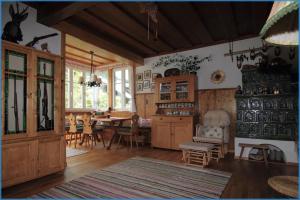 ein Wohnzimmer mit einem Tisch und einem Esszimmer in der Unterkunft Haus Paradies am See in Grundlsee