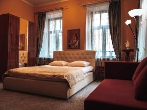a bedroom with a king sized bed and windows at Boutique Hotel RedHouse in Yaroslavl