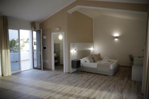 Postel nebo postele na pokoji v ubytování Oasi Guzzetta Hotel&Case Vacanze