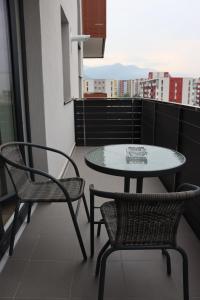 d'une table, de deux chaises et d'une table sur un balcon. dans l'établissement All Homes by Nati, à Braşov