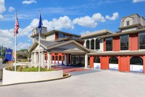 a building with an american flag in front of it at Hotel Caza in San Francisco