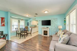 Galeriebild der Unterkunft Cottage Haven-One Minute Walk To The Beach-Private Yards-Keyless Locks in Bradenton Beach