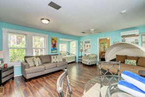 Galeriebild der Unterkunft Cottage Haven-One Minute Walk To The Beach-Private Yards-Keyless Locks in Bradenton Beach