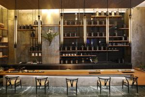 een restaurant met een bar met stoelen eromheen bij Hotel Day Plus Teascape in Chiayi City