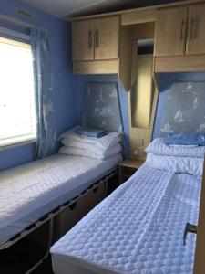 Postel nebo postele na pokoji v ubytování 3 bedroom 2 bathroom prestige caravan PRESTHAVEN SANDS
