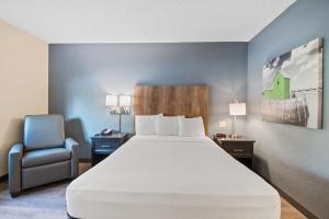 a hotel room with a bed and a chair at Extended Stay America Suites - Boston - Burlington in Burlington +51 photos