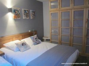 A bed or beds in a room at Appartement Lyret centre Chamonix, Vue d'exception