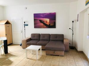 uma sala de estar com um sofá e uma mesa em Résidence chêne percé Appartement au RDC 51 m2 em Dieppe