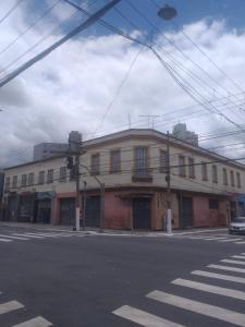 a building on the corner of a street at OYO Hotel Macedo in Sao Paulo