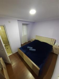 Dormitorio pequeño con cama y espejo en Mate Private Rooms, en Ushguli