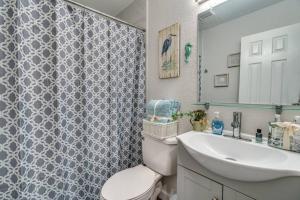W łazience znajduje się umywalka, toaleta i prysznic. w obiekcie Cortez Gardens Cottage 15, Renovated and close to Beach, 3-Bed, 2-Bath 10 People w mieście Bradenton