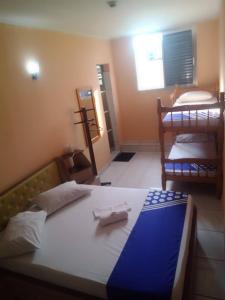 OYO Hotel Macedo tesisinde bir ranza yatağı veya ranza yatakları