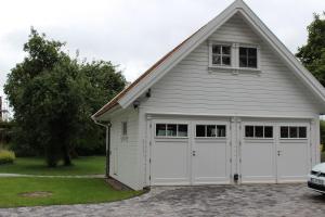 a garage with white doors on a house at gemütliches Gästezimmer in Ostseenähe in Stubbendorf