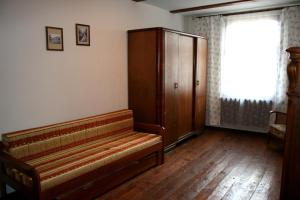 a room with a bench and a cabinet and a window at Goldingen in Kuldīga