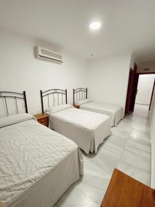 Tempat tidur dalam kamar di HOSTAL EL MOLINO