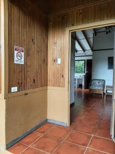 Zimmer mit einem Nichtraucherschild an der Wand in der Unterkunft Iguana Libre in Dominical