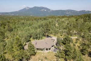 Ptičja perspektiva nastanitve Airy Forest Escape with Mountain Views and Hot Tub!