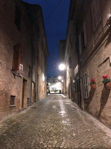 an empty street at night in an alley at Civico 19 in Belmonte Piceno