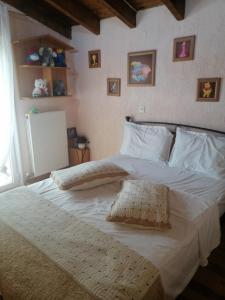 Кровать или кровати в номере Platanos Estate