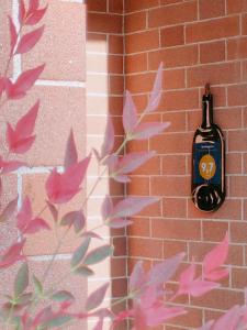 ラ・モッラにあるApartment AL34の煉瓦の壁にワイン1本を貼る