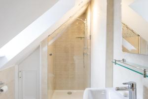 een badkamer met een douche en een wastafel bij Molloys Apartments in Dublin