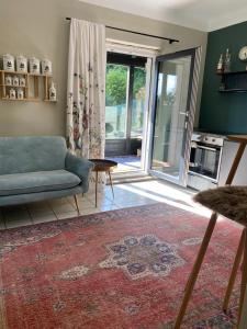 uma sala de estar com um sofá e uma porta aberta em Jules&Jim Gästehaus em Linz