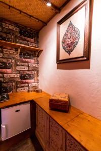 una cucina con bancone in legno e una foto appesa al muro di Little India Vijlen appartement 1 a Vijlen