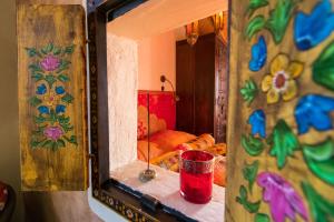 a mirror reflection of a bed in a room at Little India Vijlen appartement 1 in Vijlen