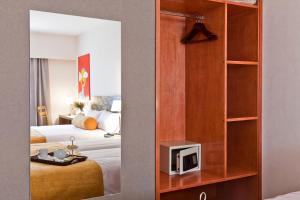 a bedroom with a bed and a tv in a room at La Mision Posadas in Posadas +46 photos