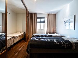 a hotel room with two beds and a mirror at Keskuskuja 5 A1 ja A4, Levin Alppikeskus in Levi