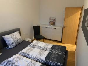 1 dormitorio con cama, puerta y silla en Ferienwohnung Rico en Quedlinburg