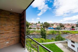 een balkon met uitzicht op een rivier bij Venue Hotel in Cuenca