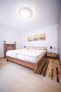 BeckingenにあるFerienwohnung Philipp im Saarlandのベッドルーム1室(大型ベッド1台付)