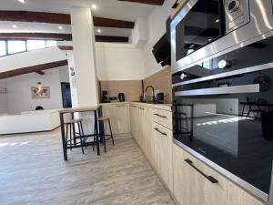 eine Küche mit Holzschränken und einem großen Gerät in der Unterkunft Duplex des études - Carcassonne centre in Carcassonne