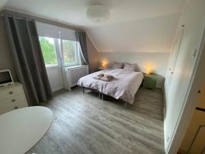 sypialnia z łóżkiem i dużym oknem w obiekcie Holiday Home Mjällom w mieście Mjällom